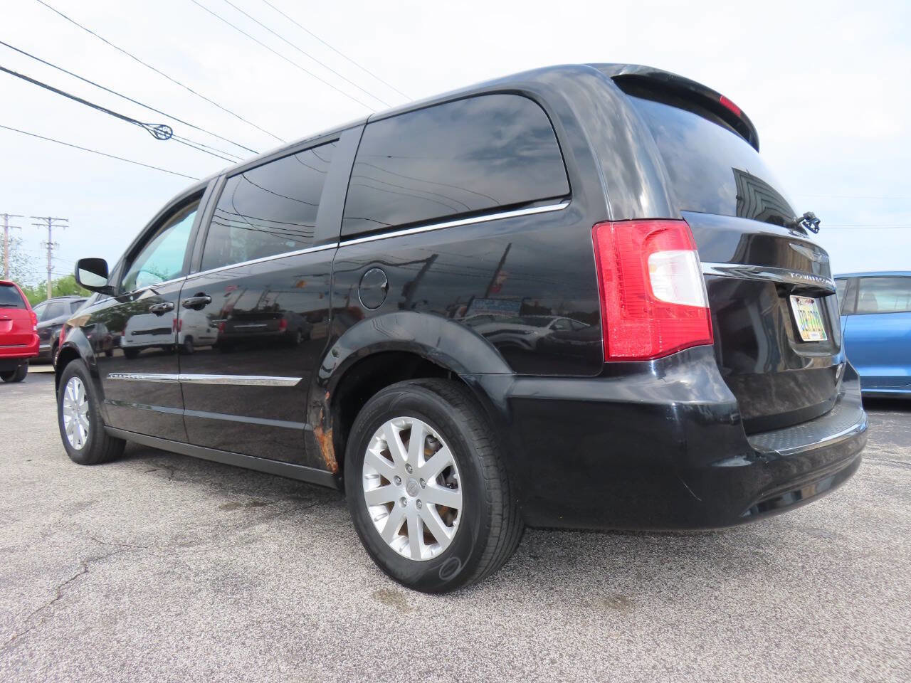Used 2014 Chrysler Town & Country Touring FWD image 26