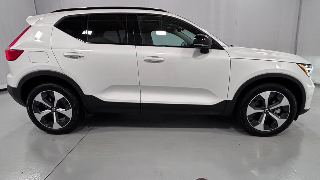 Certified 2026 Volvo XC40 B5 Plus AWD/4WD image 5