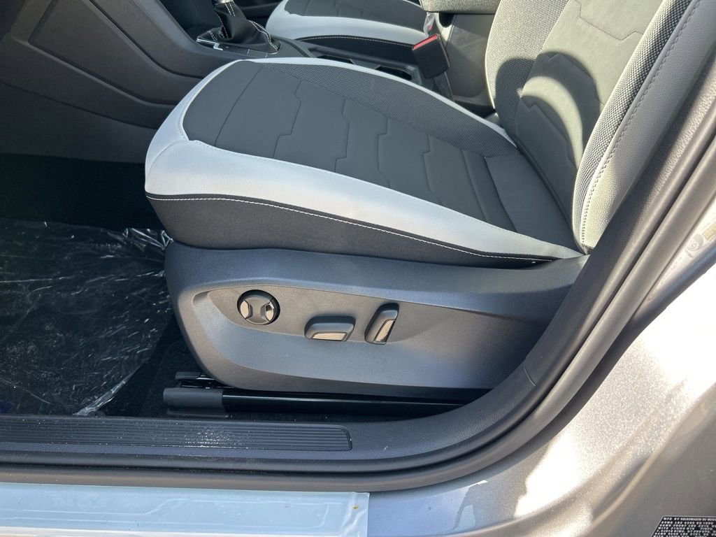 New 2026 Volkswagen Taos SE FWD image 16