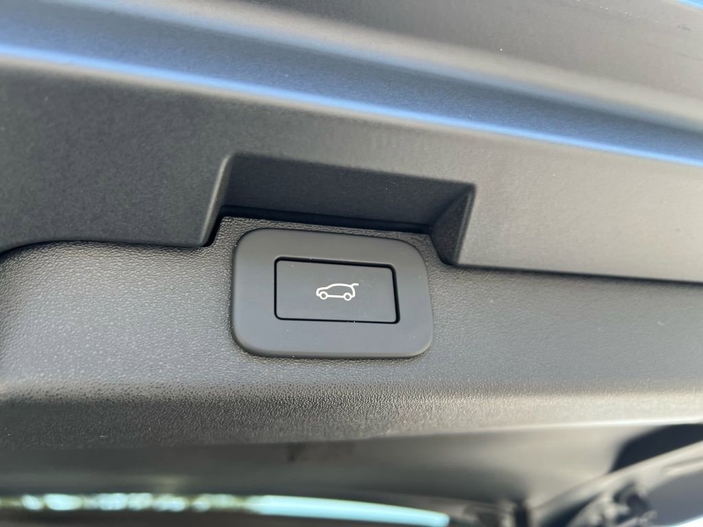 New 2026 Land Rover Discovery Dynamic SE image 28