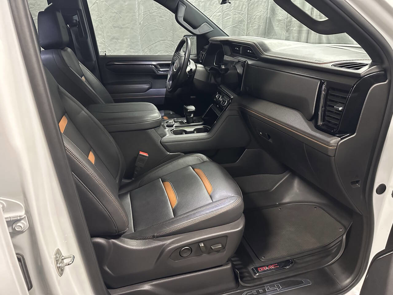 Used 2024 GMC Sierra 1500 AT4 w/ Technology Package image 6
