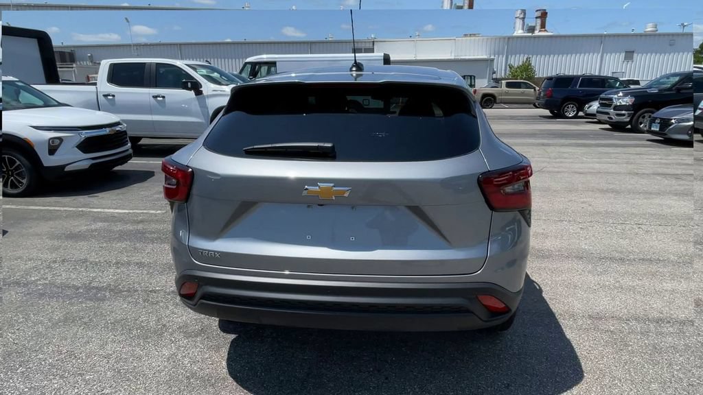 New 2026 Chevrolet Trax LS w/ LS Convenience Package FWD image 9