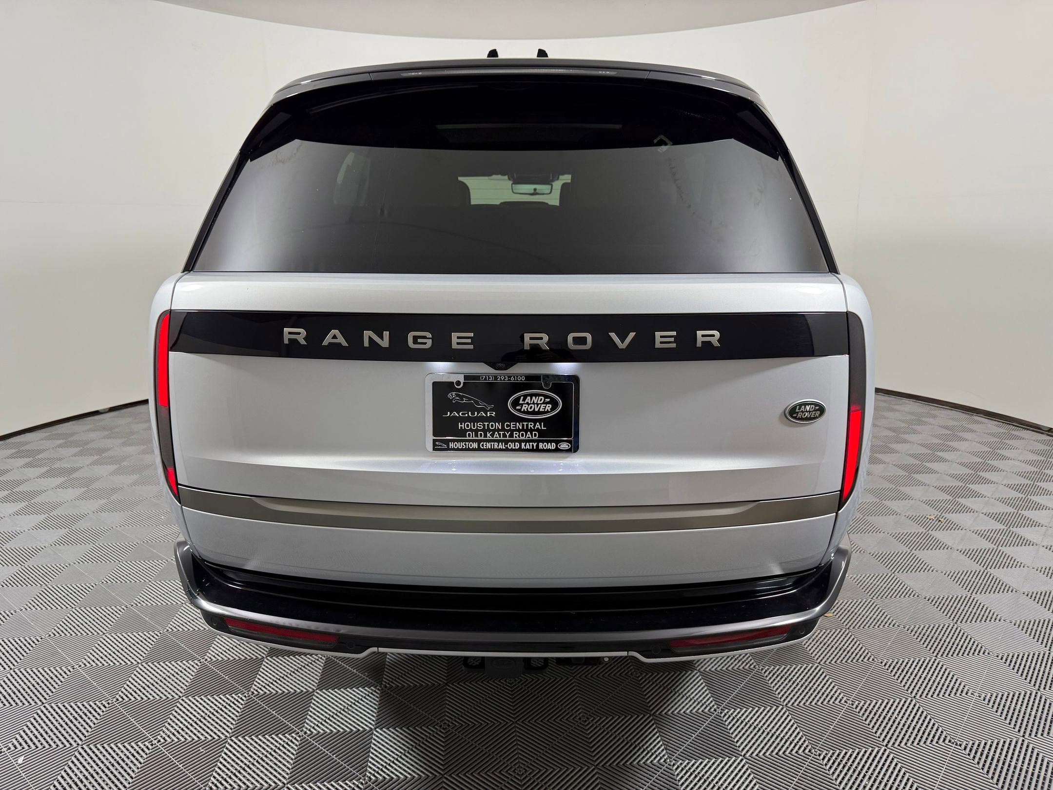 Used 2023 Land Rover Range Rover Long Wheelbase SE image 9