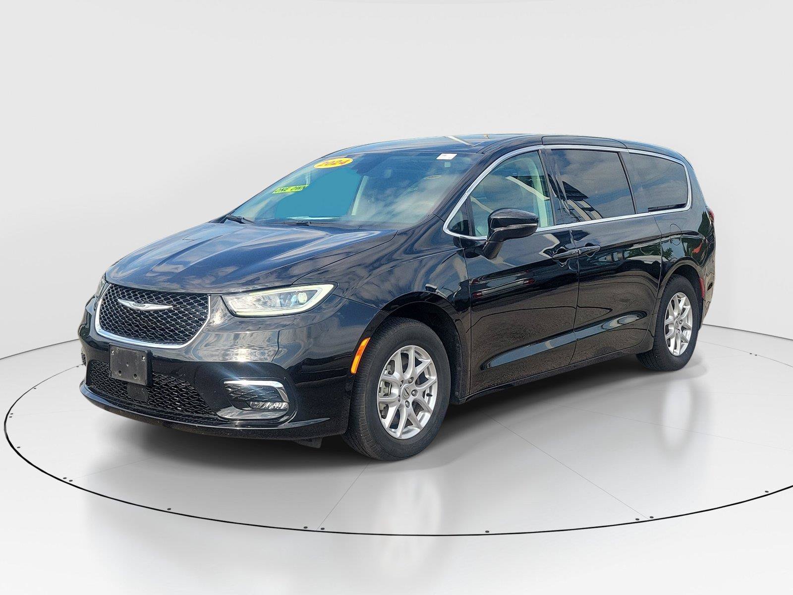 Used 2024 Chrysler Pacifica Touring-L FWD image 2