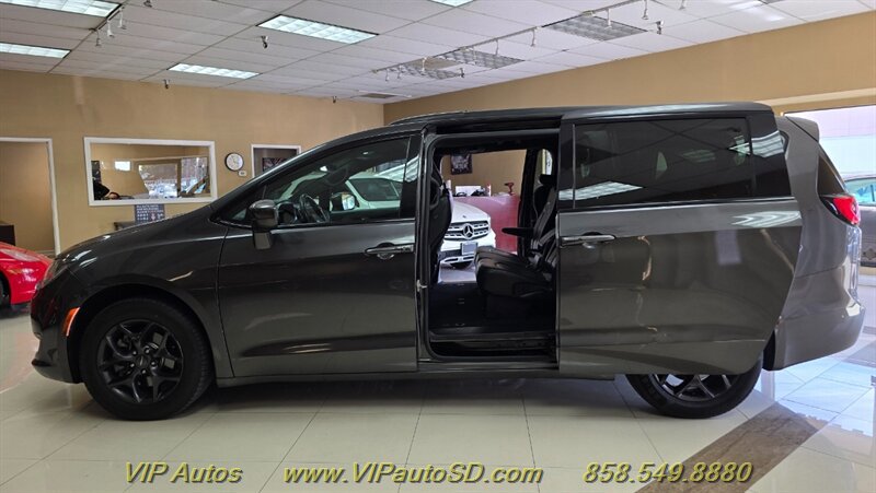 Used 2019 Chrysler Pacifica Touring-L w/ S Appearance Package FWD image 8
