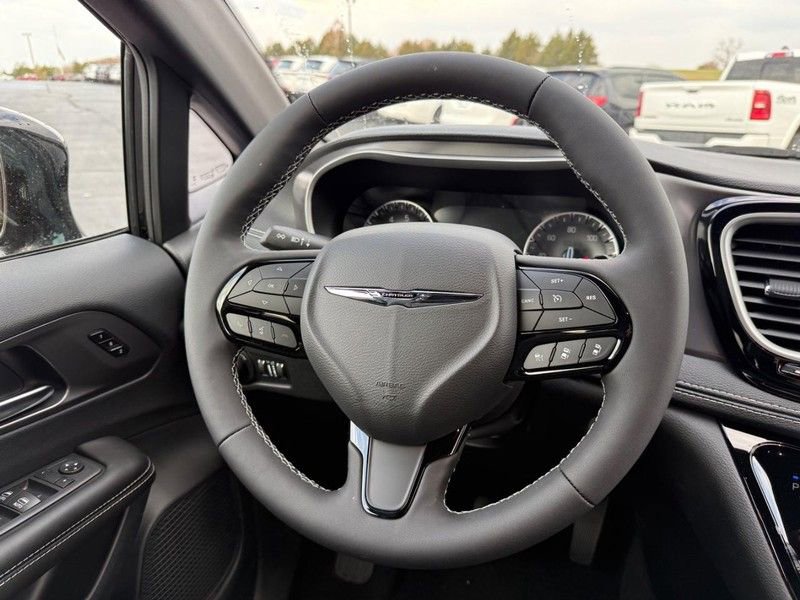 New 2026 Chrysler Pacifica Select w/ S Appearance Package image 8