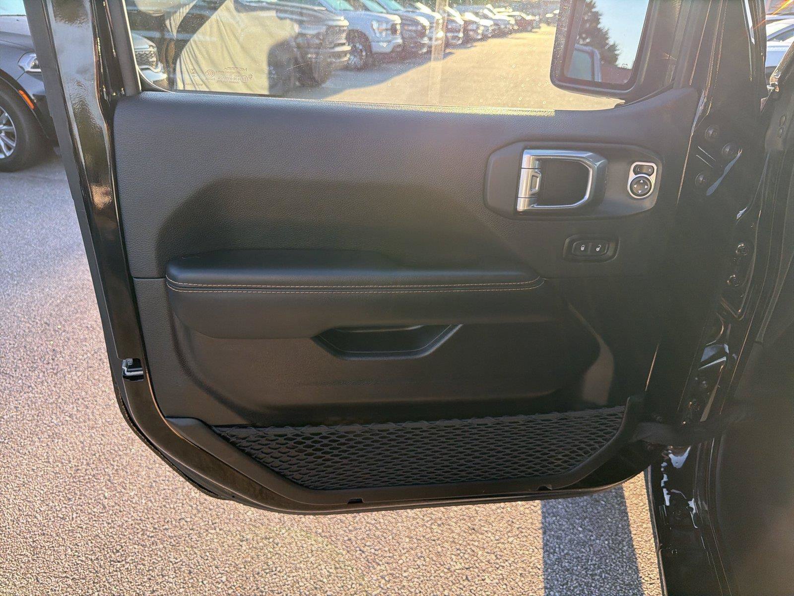 Used 2025 Jeep Wrangler Unlimited Sahara AWD/4WD image 9
