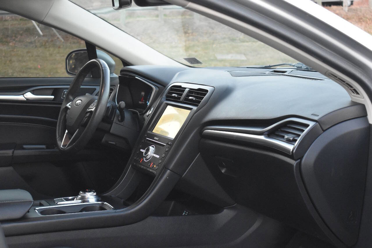 Used 2019 Ford Fusion Titanium AWD/4WD image 16
