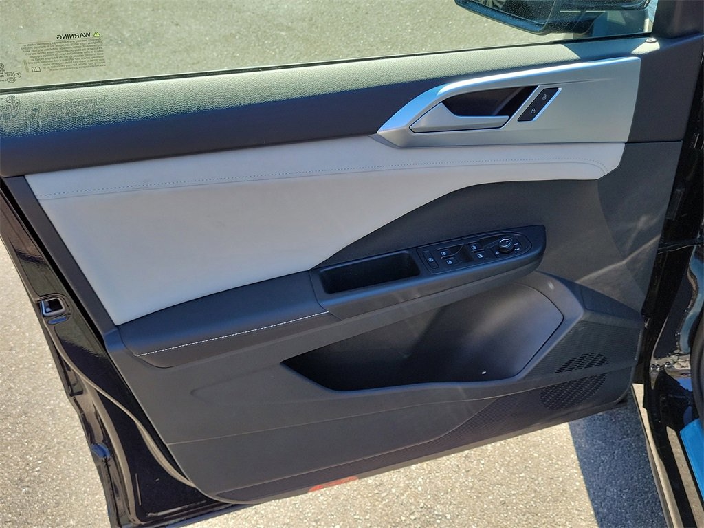 Certified 2025 Volkswagen Taos SE image 16