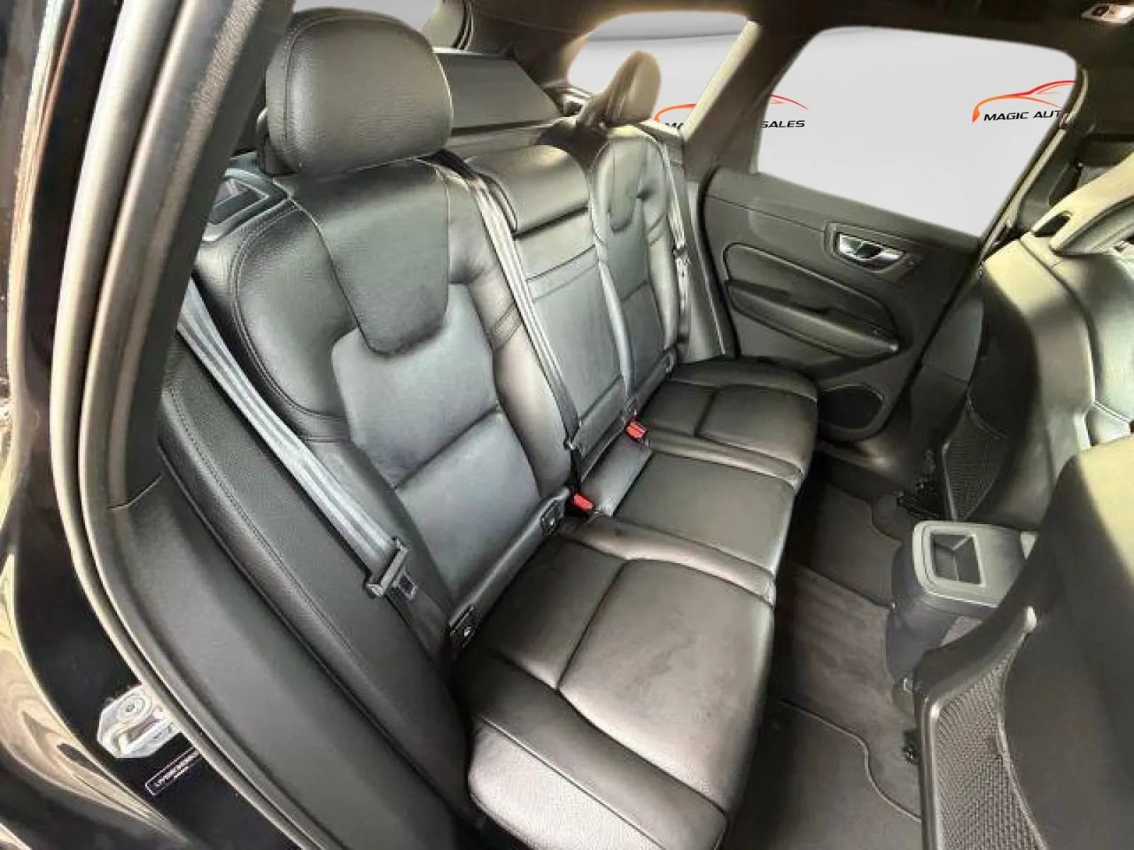 Used 2019 Volvo XC60 T5 Momentum w/ Multimedia Package AWD/4WD image 13