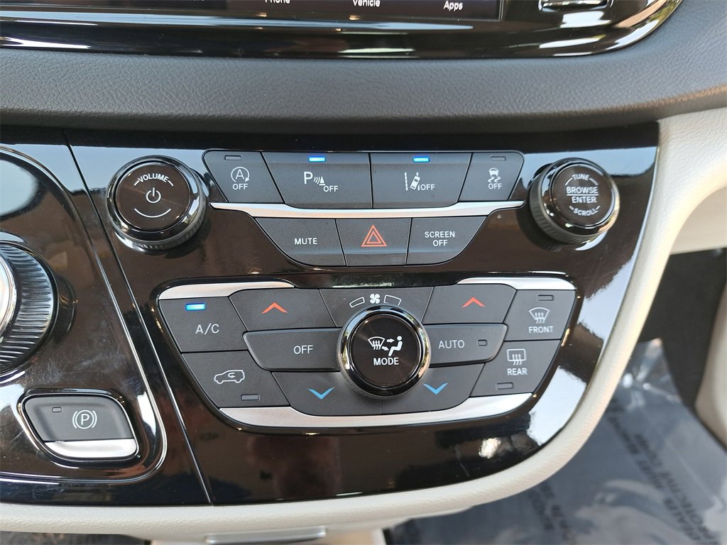 Used 2024 Chrysler Pacifica Touring-L image 21