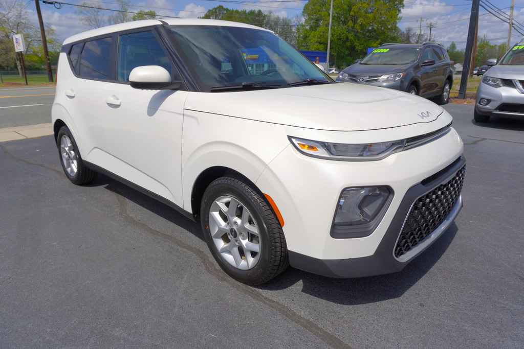 Used 2022 Kia Soul LX w/ Technology Package FWD image 4