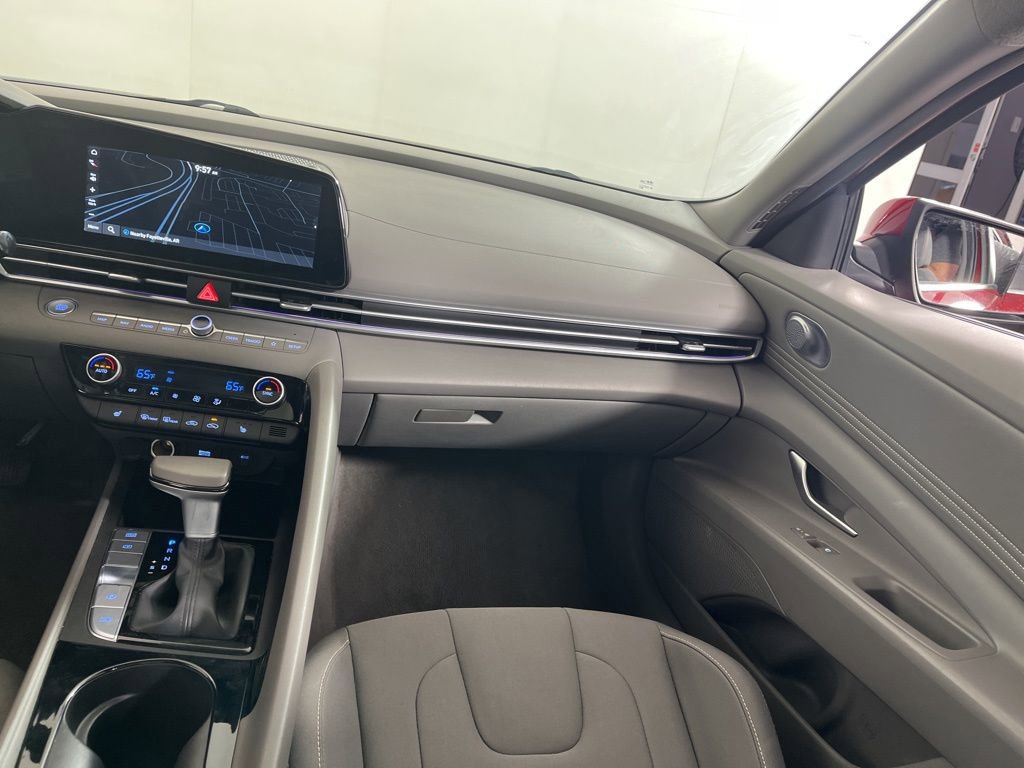 Used 2025 Hyundai Elantra SEL image 19
