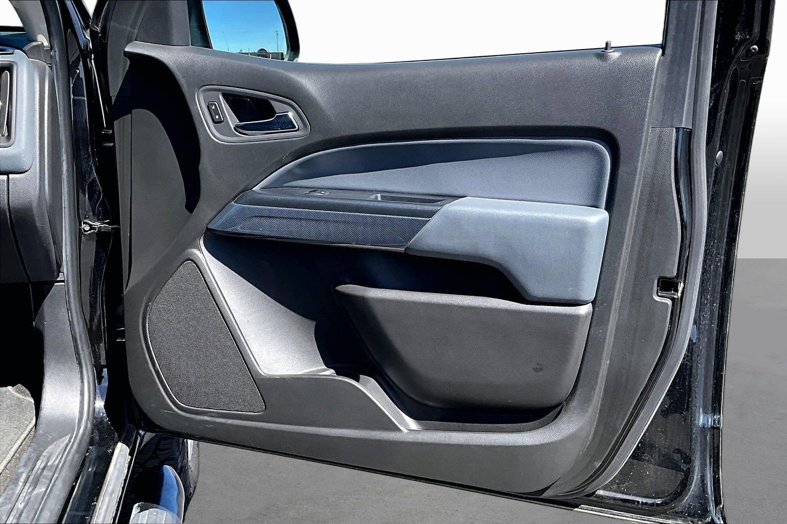 Used 2015 Chevrolet Colorado Z71 AWD/4WD image 16