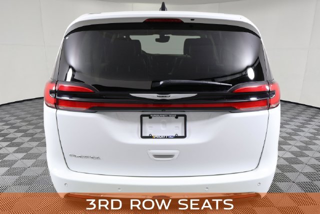 Used 2024 Chrysler Pacifica Touring-L FWD image 8