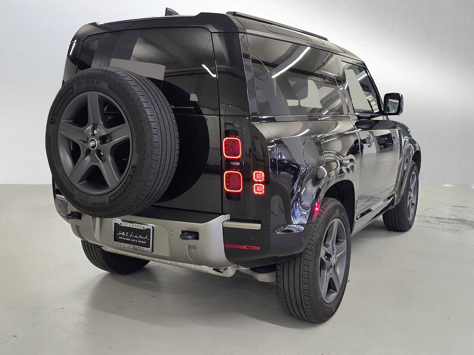 Used 2025 Land Rover Defender 90 X-Dynamic SE image 5