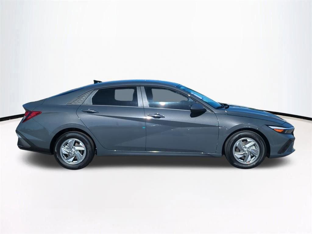 New 2026 Hyundai Elantra SE FWD image 4