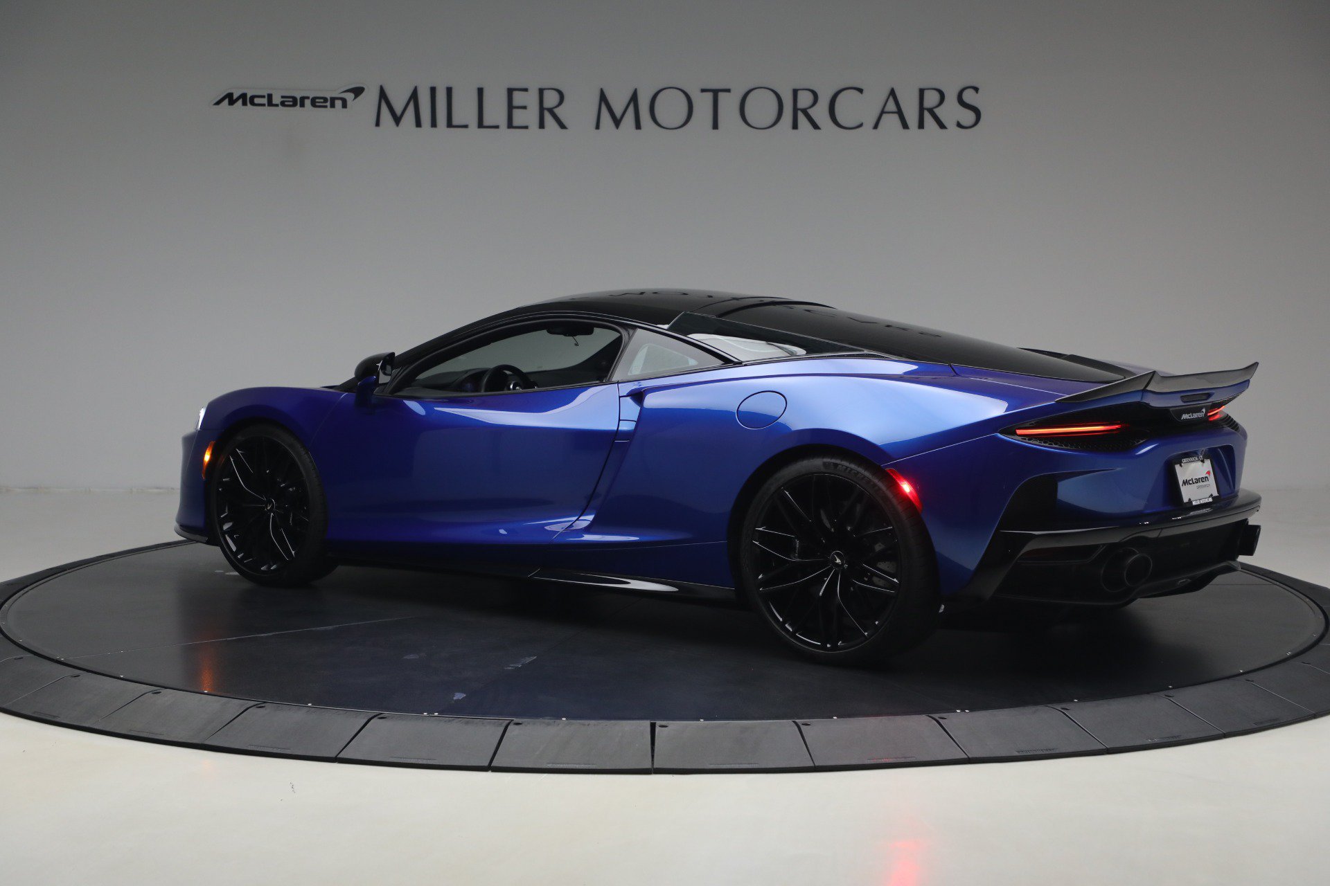 Used 2023 McLaren GT RWD image 4