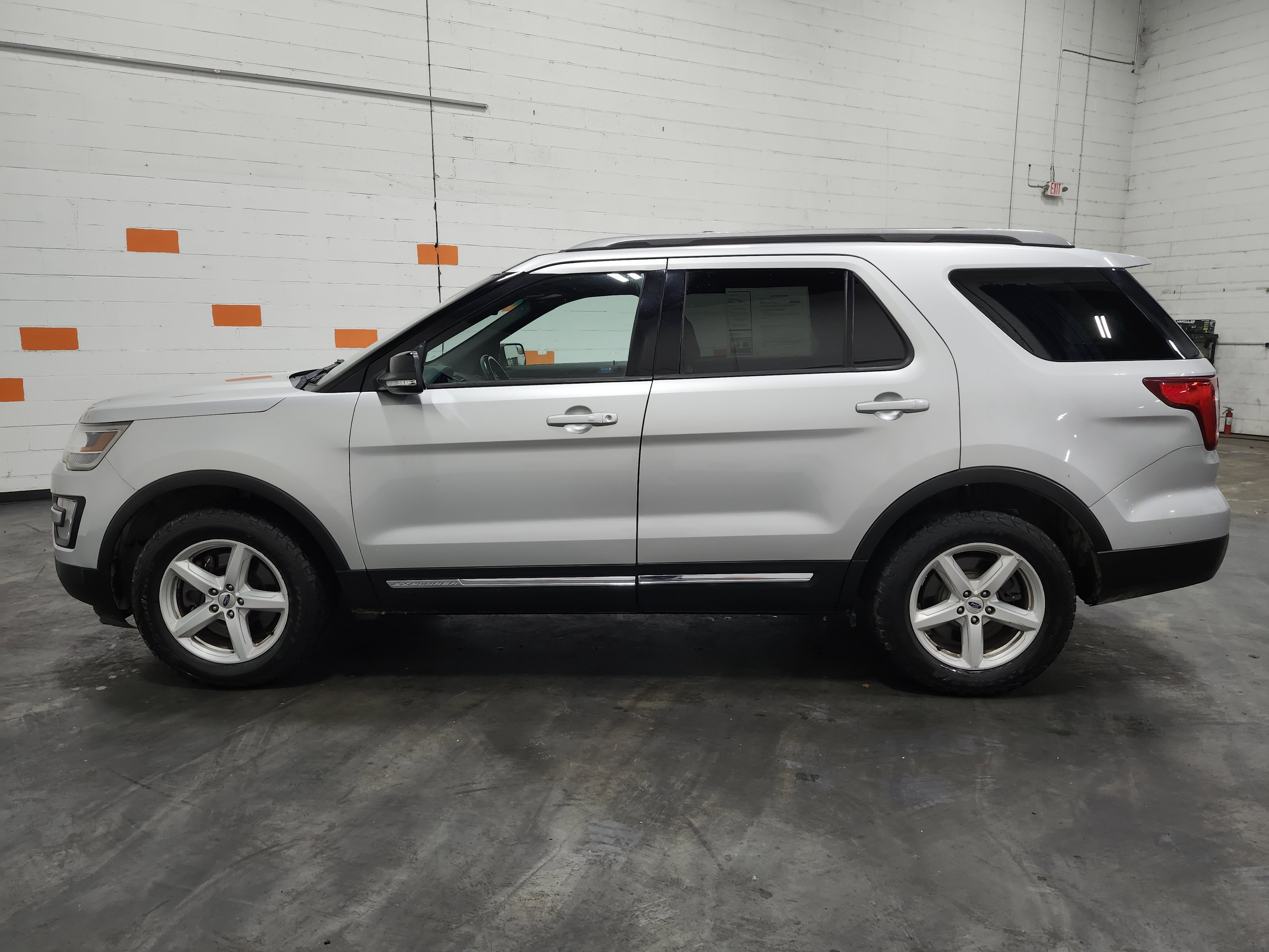 Used 2017 Ford Explorer XLT AWD/4WD image 13