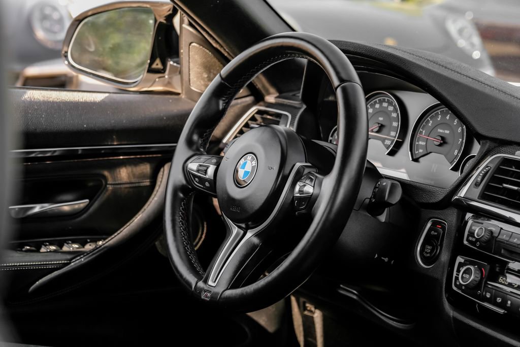 Used 2018 BMW M4 Convertible image 16