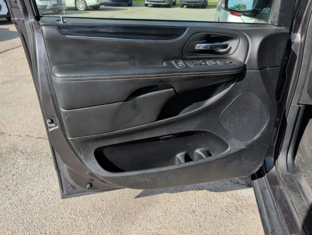 Used 2018 Dodge Grand Caravan SE FWD image 14