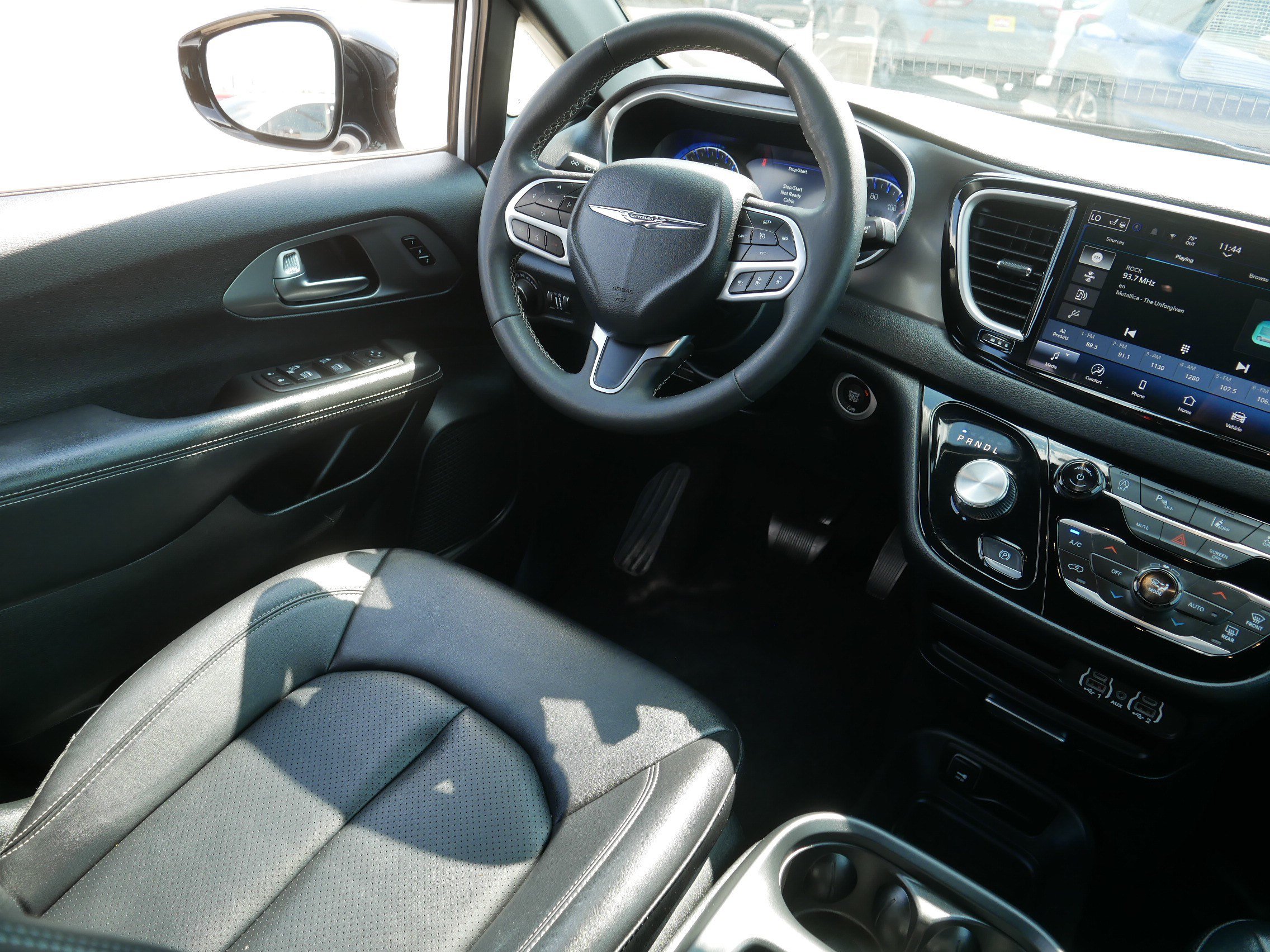 Used 2025 Chrysler Pacifica Select FWD image 9