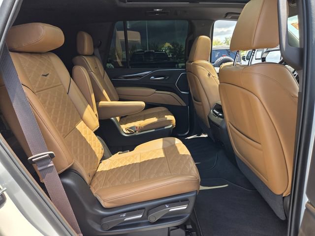 Used 2023 Cadillac Escalade Premium Luxury AWD/4WD image 17