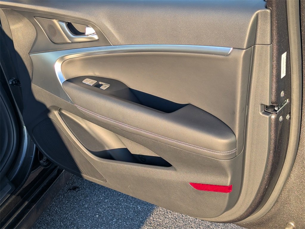 Used 2025 Genesis G70 2.5T image 13