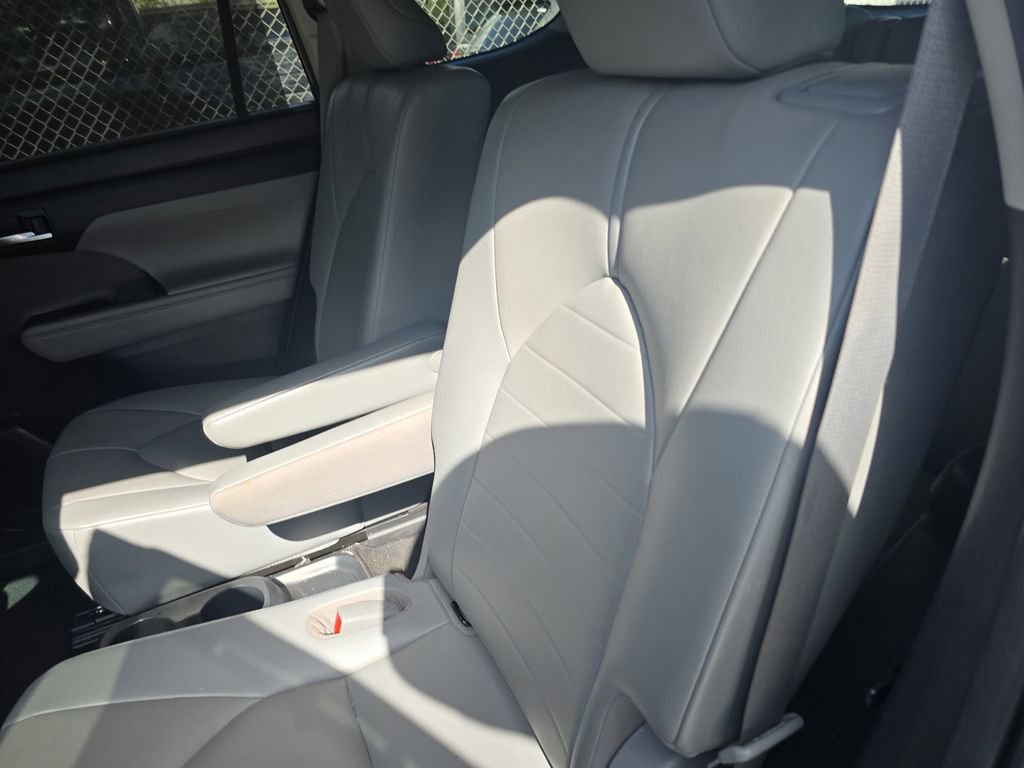 Used 2020 Toyota Highlander XLE image 11