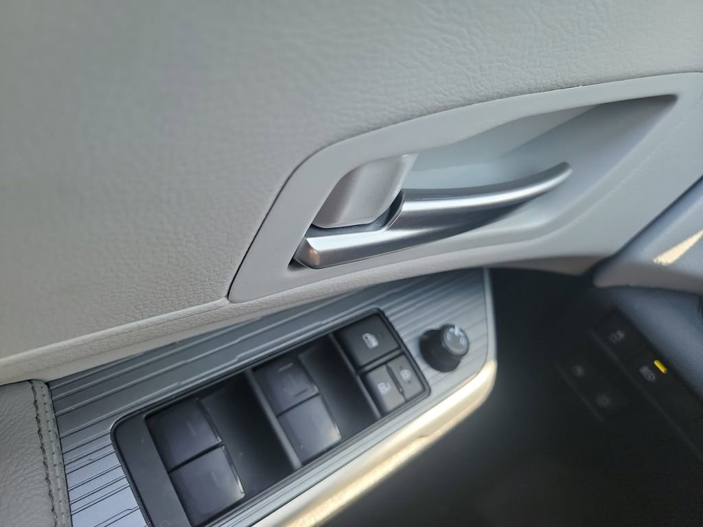 Used 2025 Toyota Sienna XLE FWD image 22