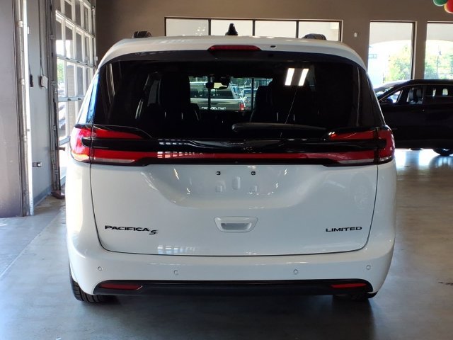 Used 2025 Chrysler Pacifica Limited FWD image 7