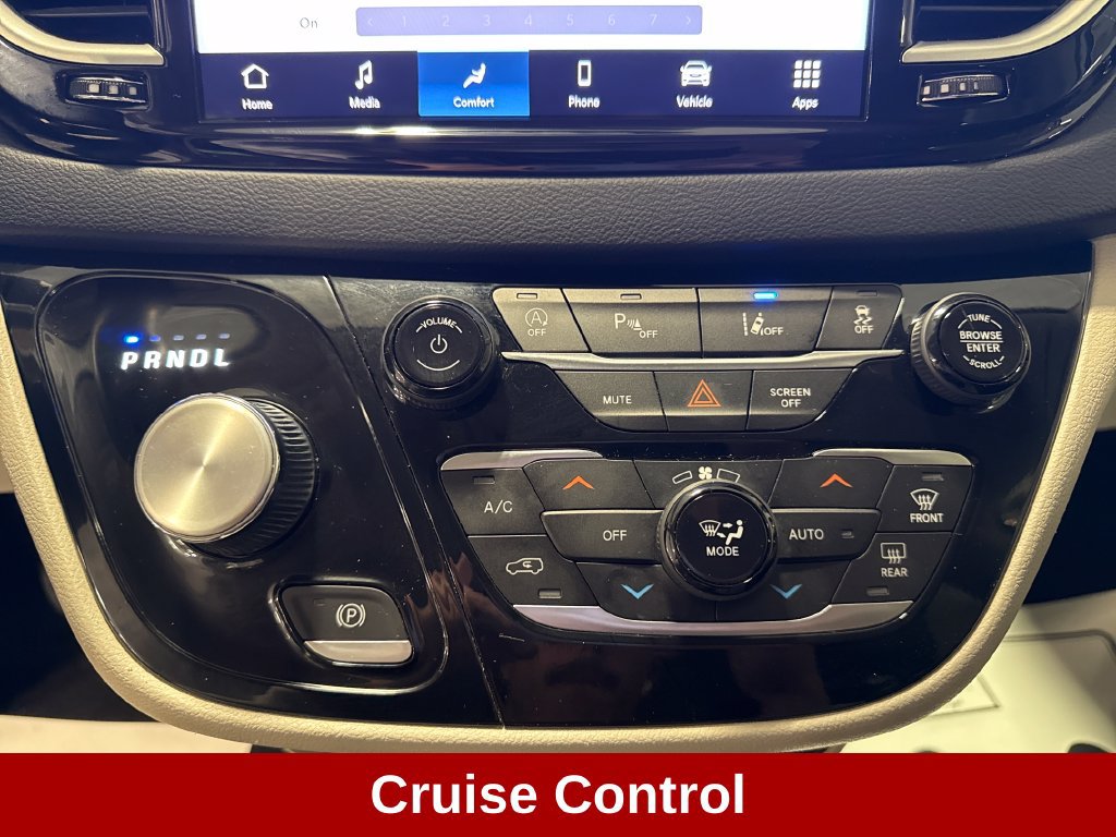 Used 2023 Chrysler Pacifica Touring-L FWD image 18