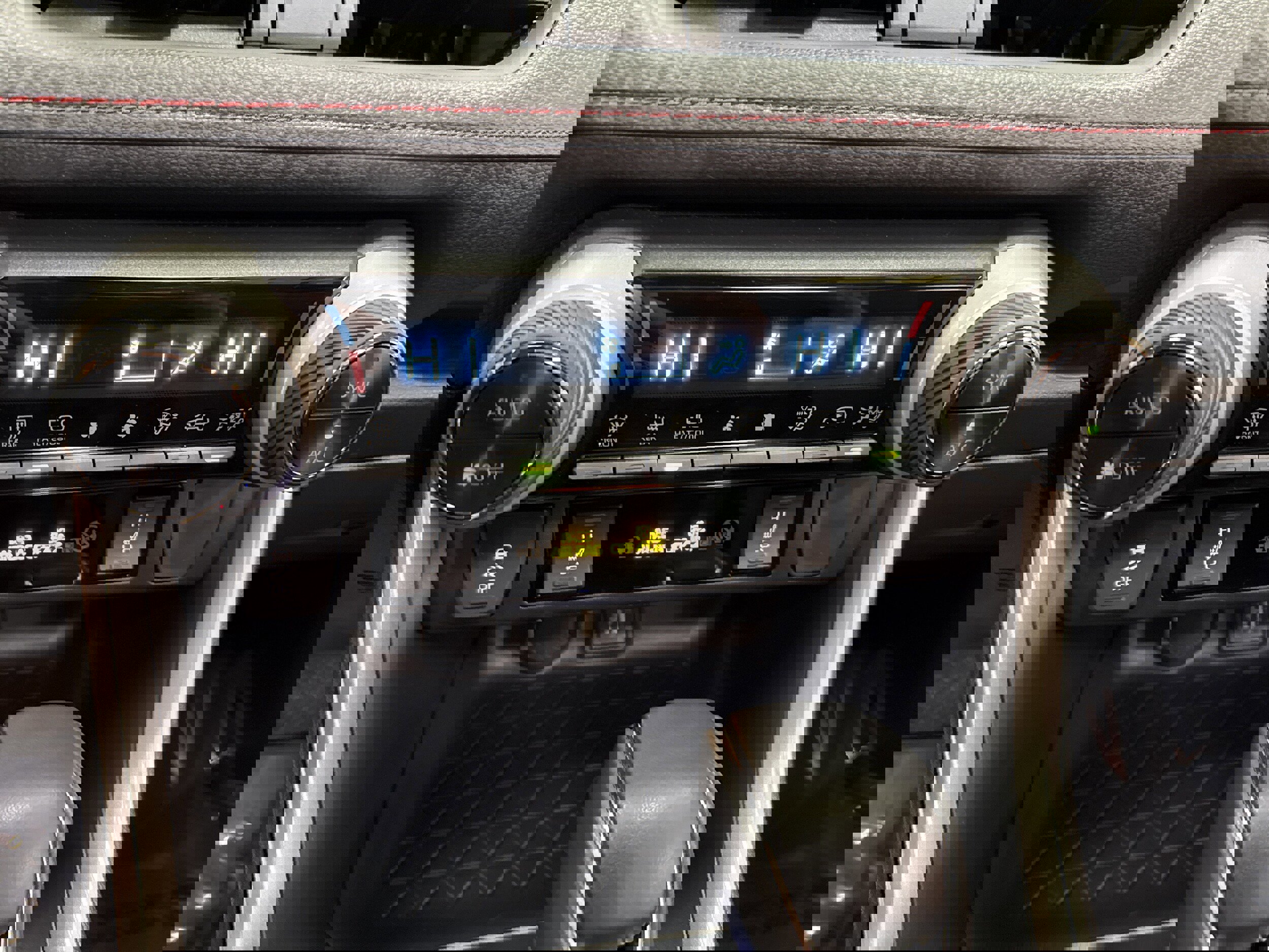 Used 2024 Toyota RAV4 SE w/ Weather & Moonroof Package image 32