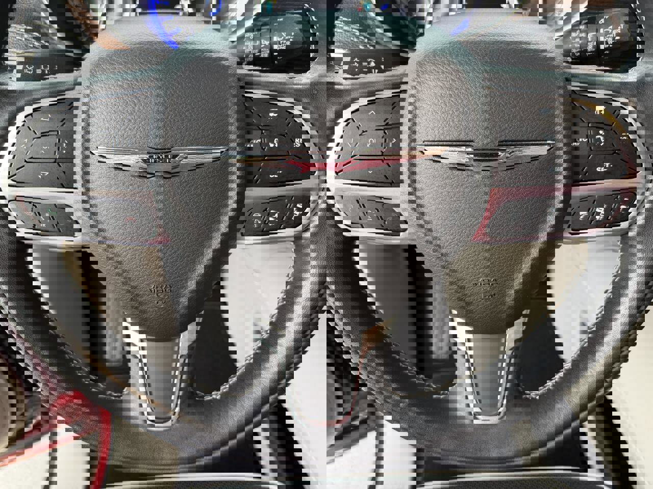 Used 2022 Chrysler Pacifica Limited w/ Uconnect Theater Family Group image 18