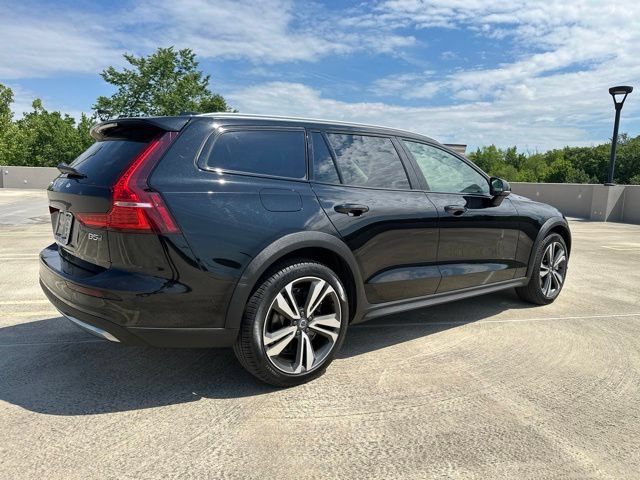 Certified 2025 Volvo V60 B5 Cross Country Plus AWD/4WD image 9