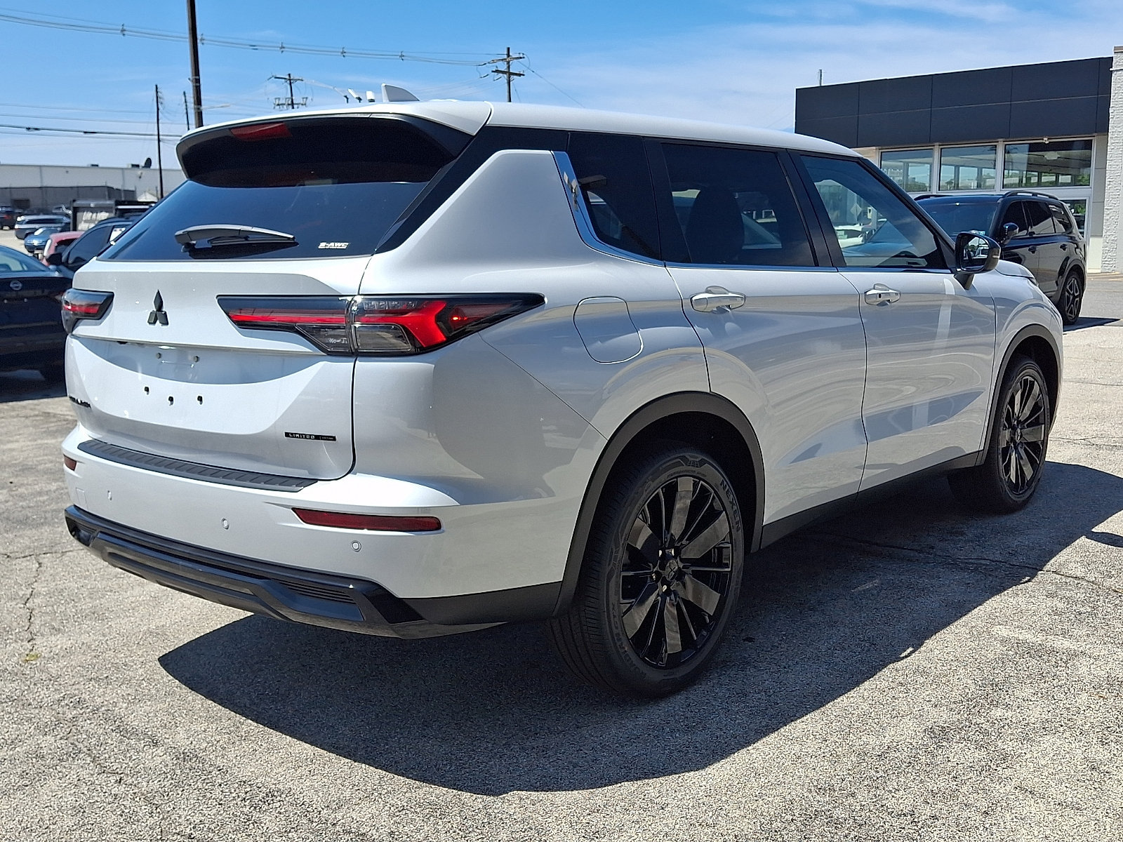 New 2026 Mitsubishi Outlander LE AWD/4WD image 3