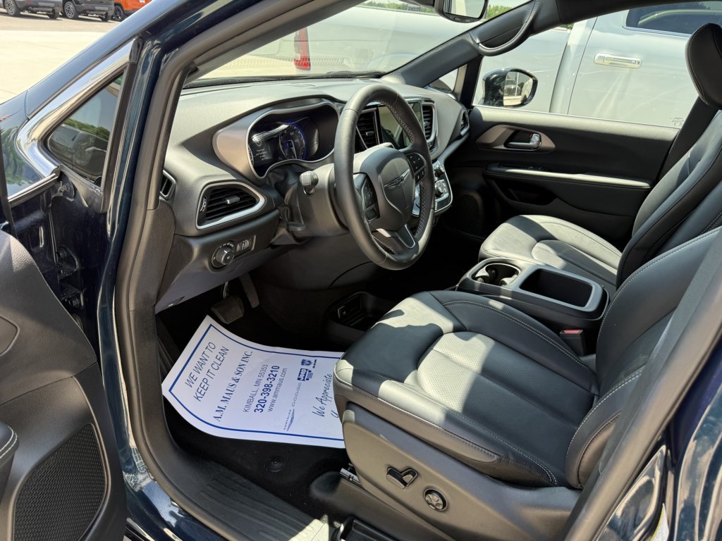 Used 2025 Chrysler Pacifica Select FWD image 10