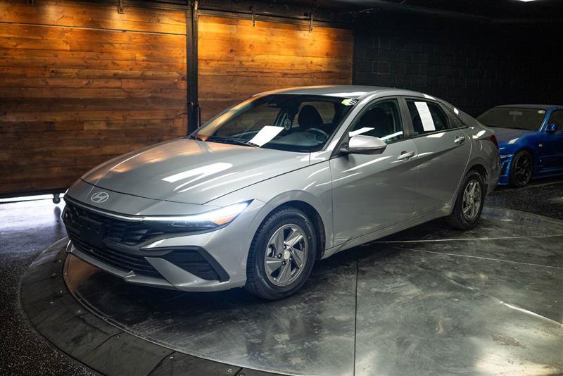 Used 2025 Hyundai Elantra SE FWD image 2