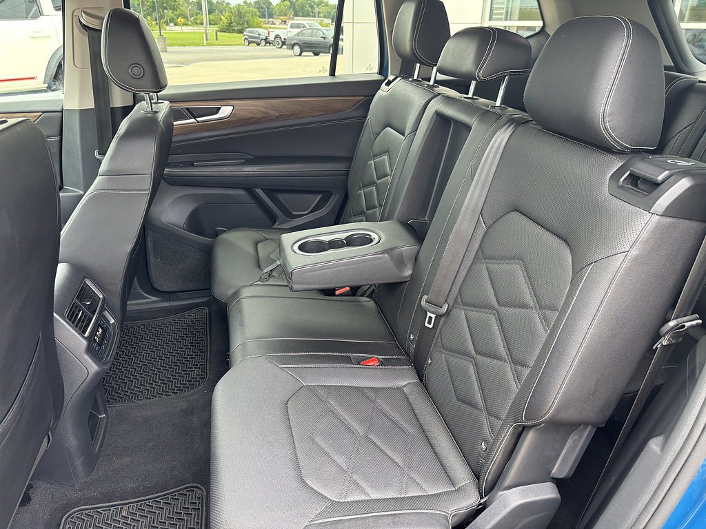 Used 2025 Volkswagen Atlas SE AWD/4WD image 14
