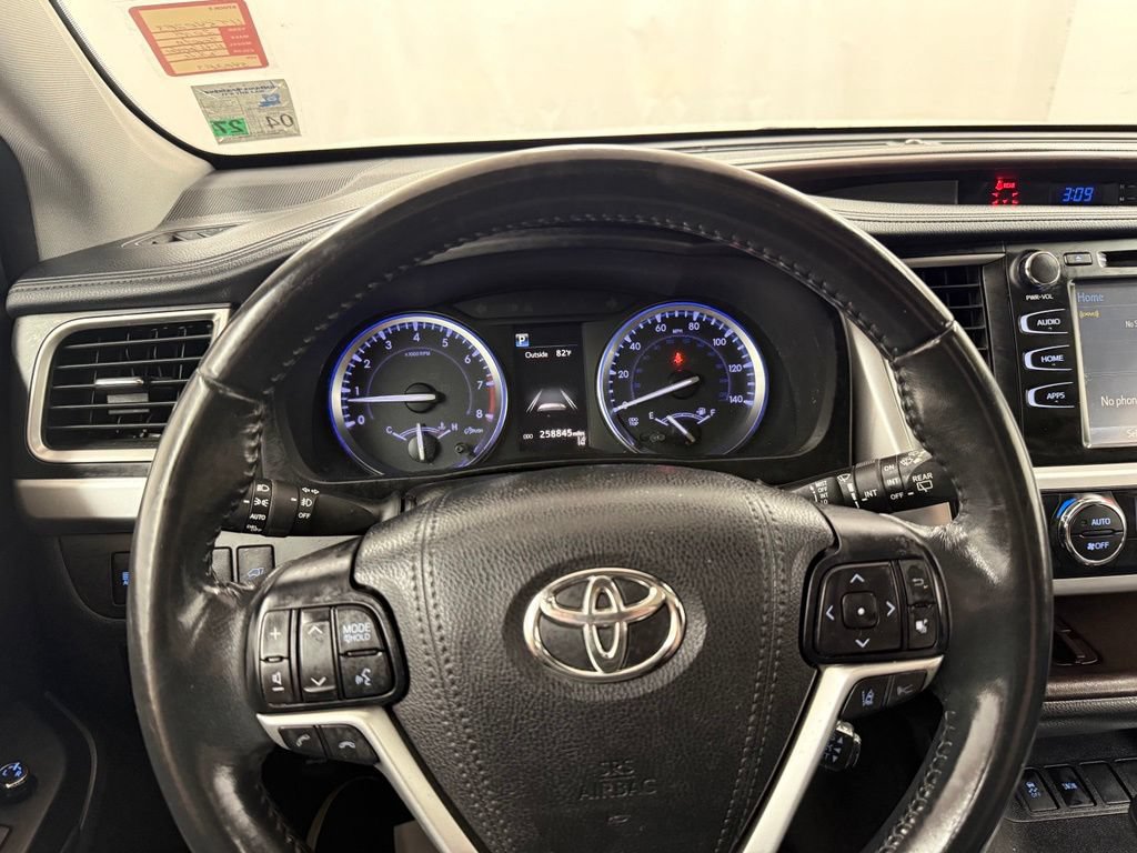 Used 2018 Toyota Highlander XLE FWD image 12