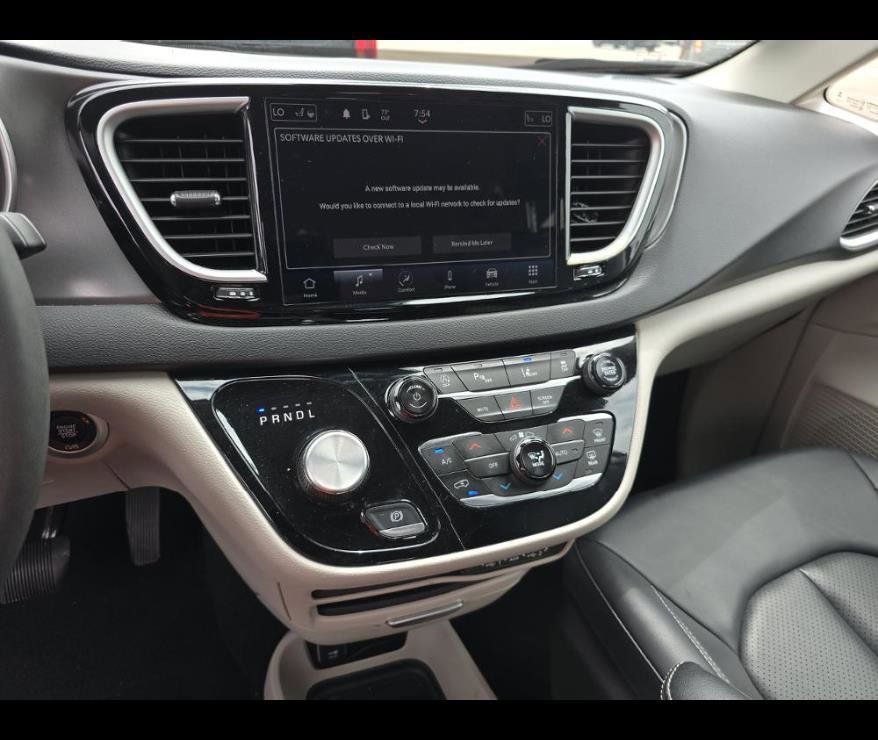 Used 2024 Chrysler Pacifica Touring-L FWD image 5
