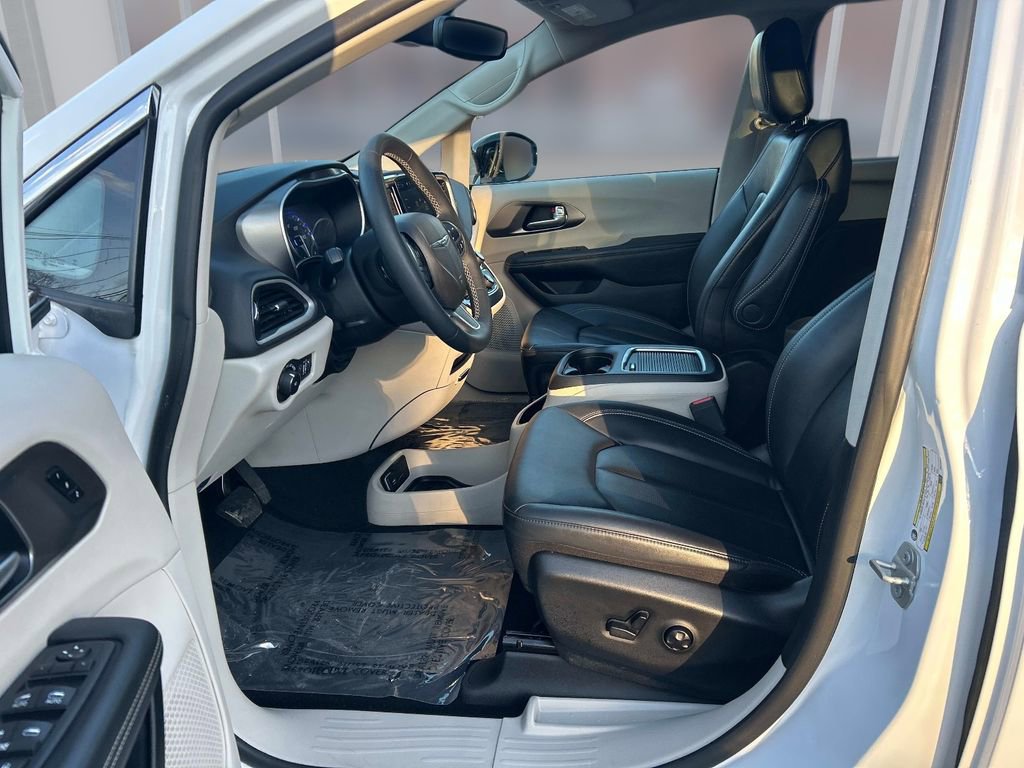 Used 2024 Chrysler Pacifica Touring-L image 11