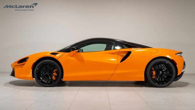 New 2025 McLaren Artura image 8