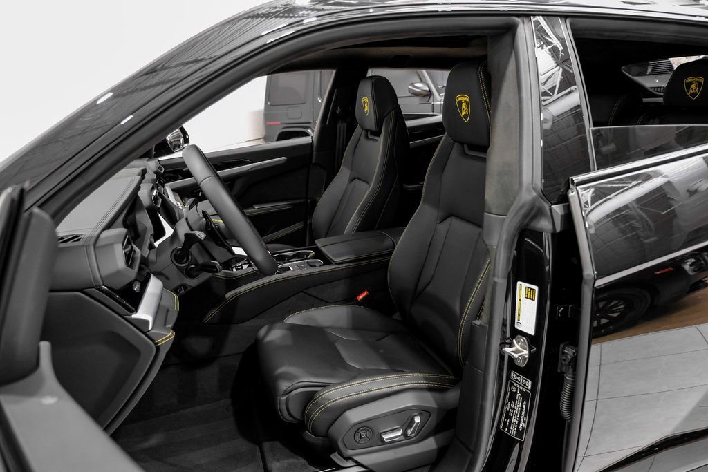 Used 2025 Lamborghini Urus Performante AWD/4WD image 32