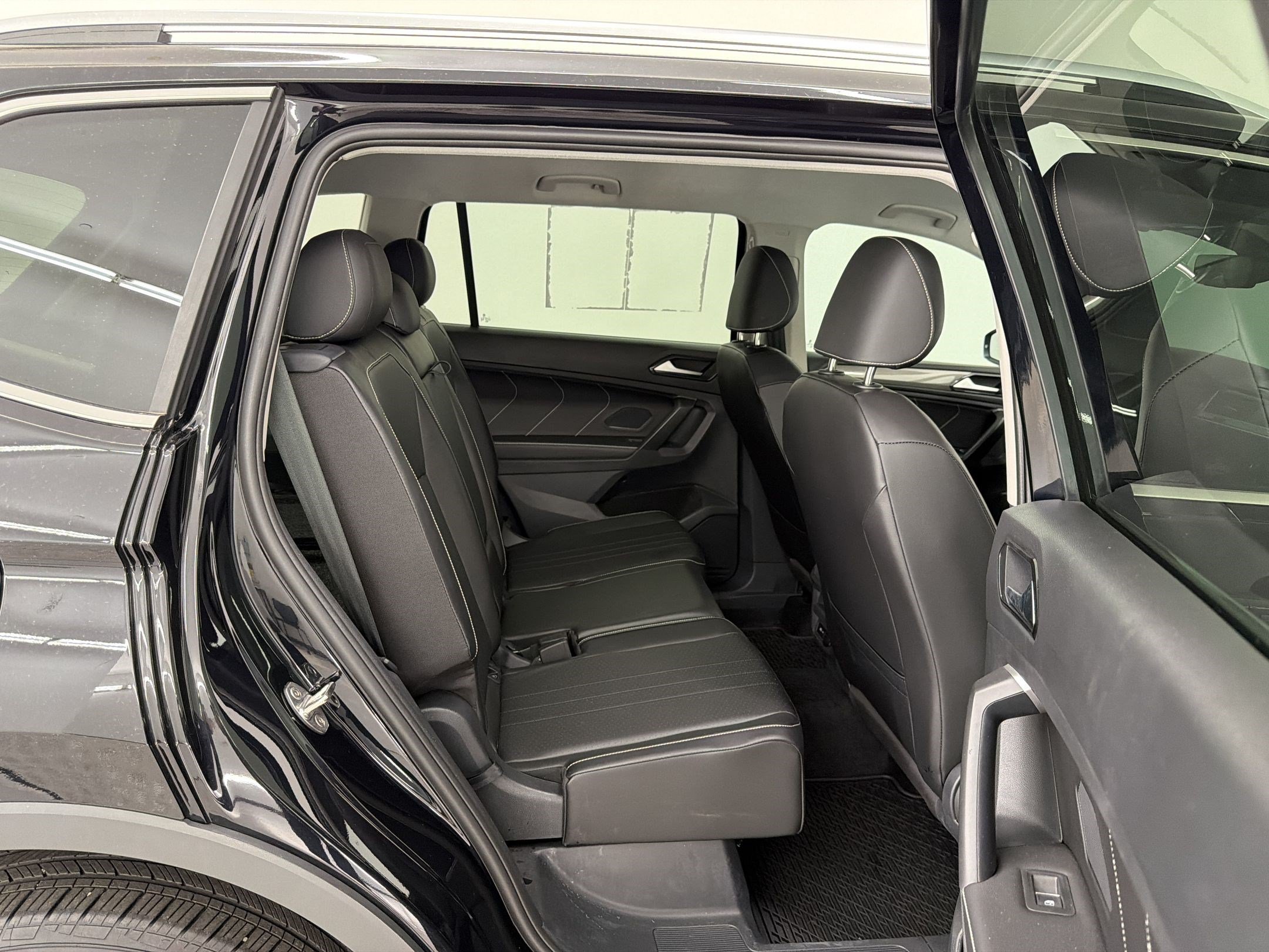 Used 2024 Volkswagen Tiguan SE FWD image 32