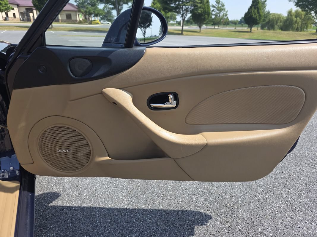 Used 2001 MAZDA MX-5 Miata RWD image 16