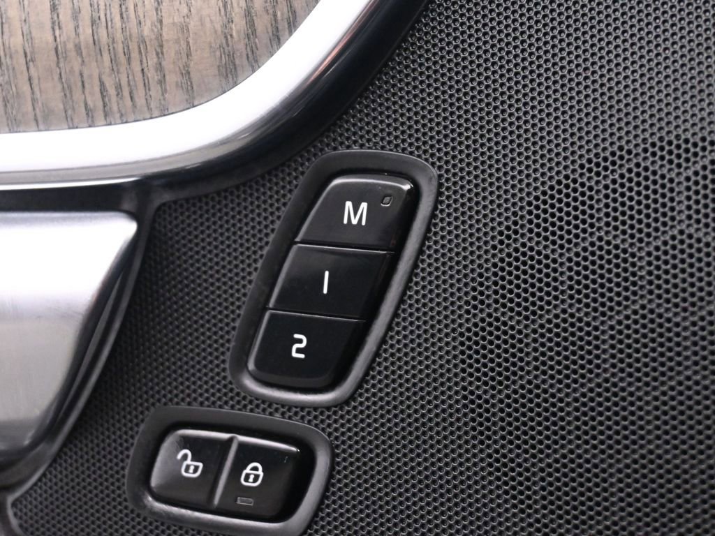 Used 2023 Volvo S90 B6 Plus image 33