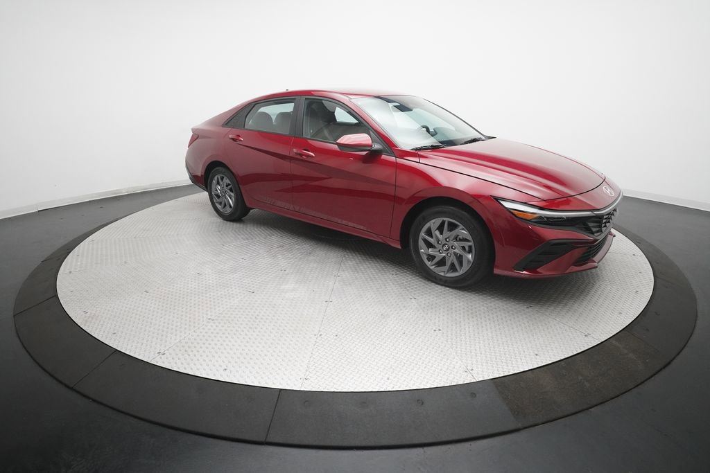 Used 2024 Hyundai Elantra Blue image 35