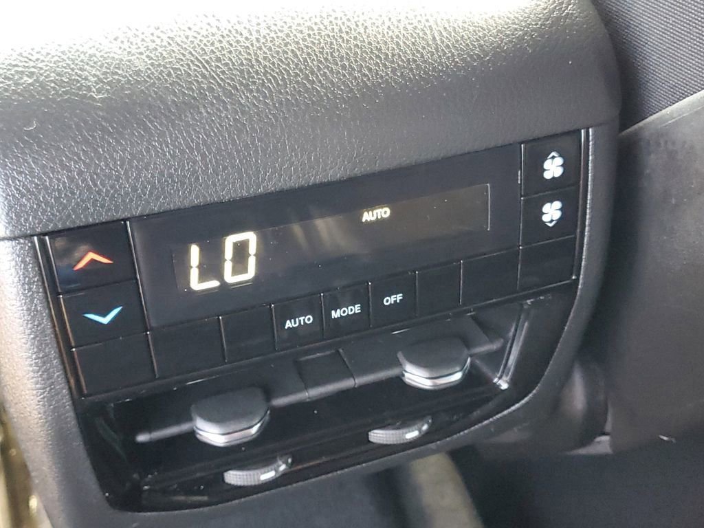 Used 2024 Jeep Grand Cherokee L Laredo image 16