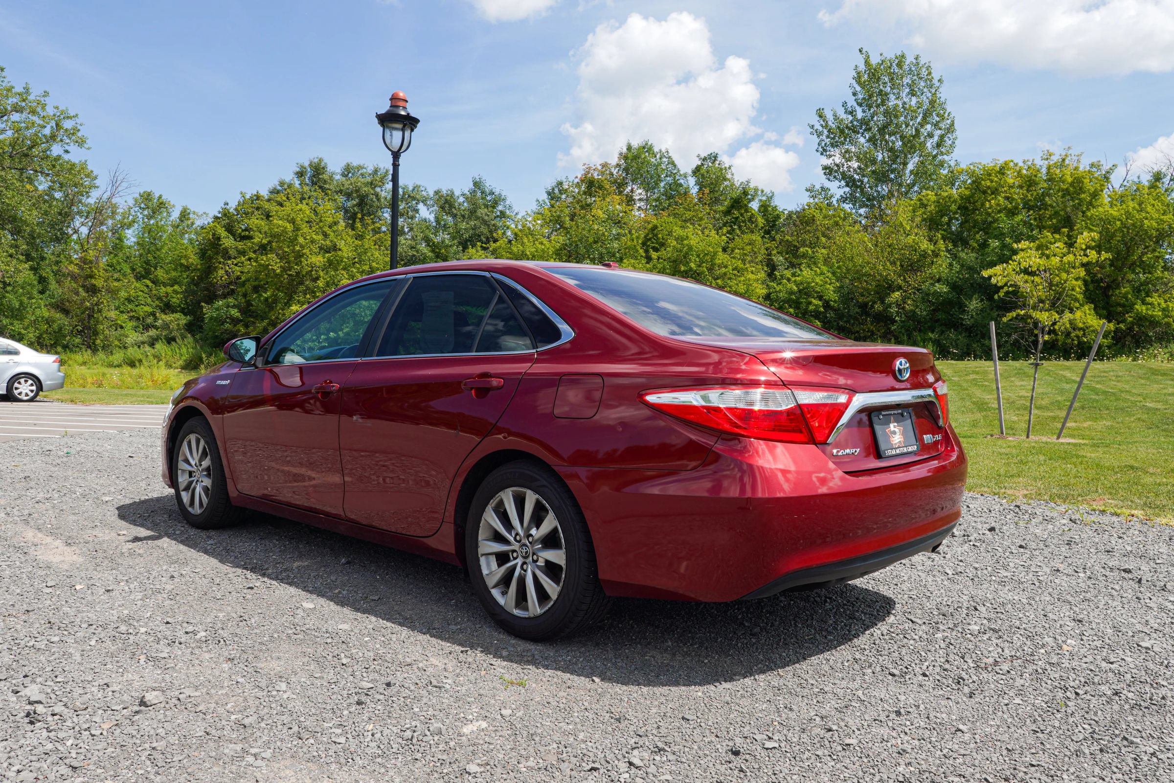 Used 2015 Toyota Camry XLE w/ Moonroof Package FWD image 9